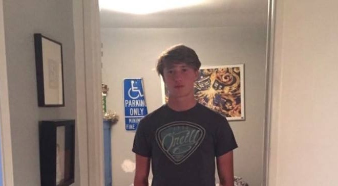 ekleine-tin-porta-toy-domatioy-sta-amp-8220-moytra-amp-8221-toy-patera-kai-aytos-toy-edose-ena-axechasto-mathima-68115