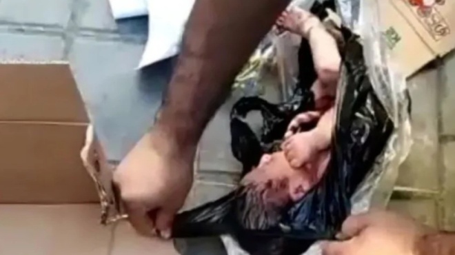 sokapistiko-vinteo-i-stigmi-poy-ypallilos-stin-kathariotita-vriskei-ston-kado-neogennito-se-plastiki-sakoyla-36614