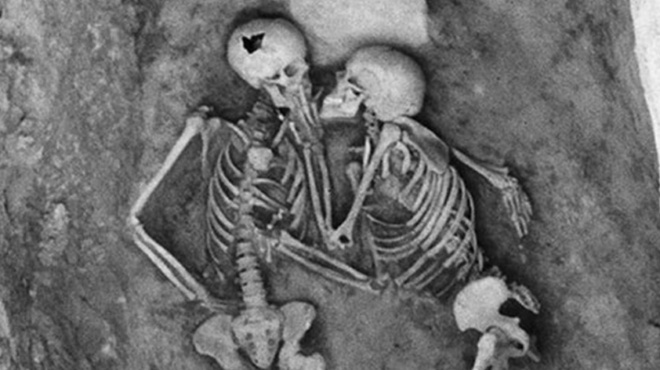 oi-skeletoi-poy-pagosan-to-fili-toys-prin-2-800-chronia-to-alyto-mystirio-kai-i-theoria-oti-itan-antres-16845