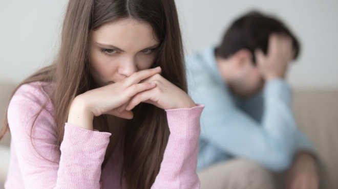 pente-logoi-poy-enas-apistos-syzygos-den-chorizei-tin-gynaika-toy-kai-den-egkataleipei-ton-gamo-toy-53607