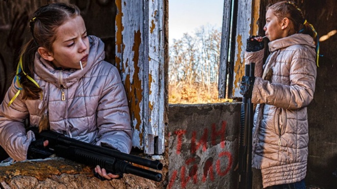 to-koritsi-me-to-gleifitzoyri-kai-to-oplo-poy-egine-viral-i-istoria-toy-symvoloy-tis-antistasis-ton-oykranon-62242