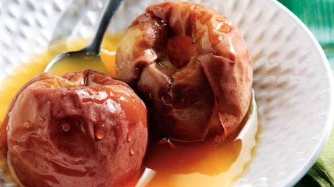 teleio-cheimoniatiko-glyko-gia-tis-giortes-me-milo-kai-kanela-poy-ftiachnetai-paneykola-kai-me-elachista-chrimata-60546