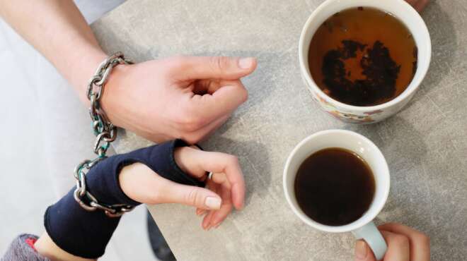 chorizan-kathe-evdomada-kai-dethikan-me-cheiropedes-gia-na-sosoyn-tin-schesi-toys-106852