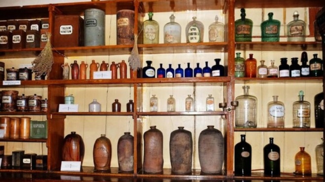 elliniki-farmakeytiki-istoria-taxidi-sta-mystika-tis-m-amp-8217-ena-klik-69207