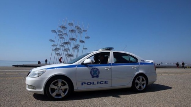 gkazakia-se-eisodo-polykatoikias-stin-thessaloniki-23656