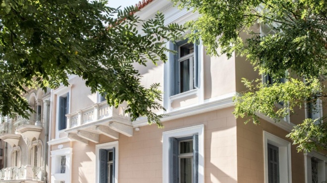 istoriko-spiti-toy-1800-sto-kentro-tis-athinas-metamorfothike-se-xenodocheio-kai-to-esoteriko-toy-entyposiazei-61096