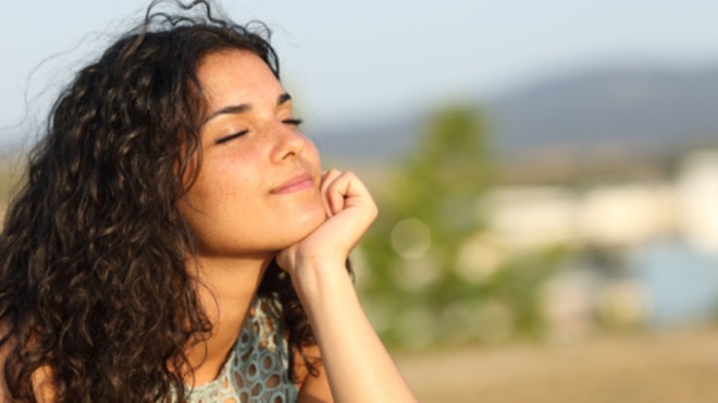 i-dynati-gynaika-protimaei-na-einai-moni-tis-para-na-chanei-ton-chrono-tis-me-kapoion-poy-den-axizei-68895