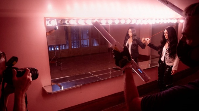 imerologio-pirelli-2022-oi-igki-pop-ser-rita-ora-fotografithikan-apo-ton-mpraian-antams-47997