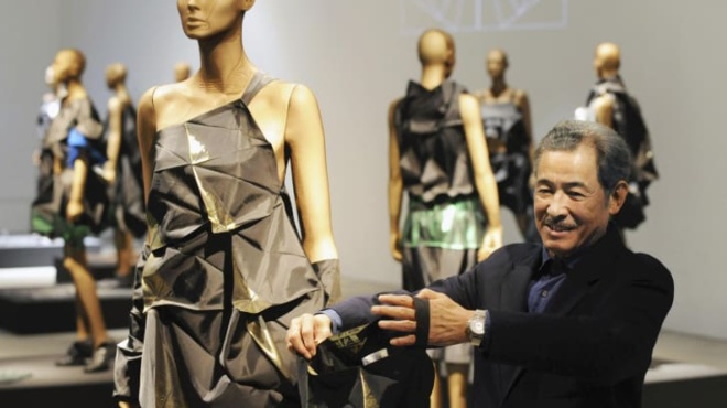 issey-miyake-i-gennisi-sti-chirosima-i-anapiria-ta-protoporiaka-panakriva-roycha-o-karkinos-kai-i-teleytaia-epithymia-toy-diasimoy-schediasti-modas-11001