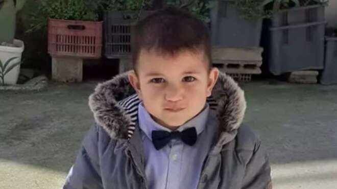 kriti-vaftistike-i-aderfi-toy-atychoy-zacharia-amp-8211-to-sparaktiko-moiroloi-poy-ragise-kardies-106025