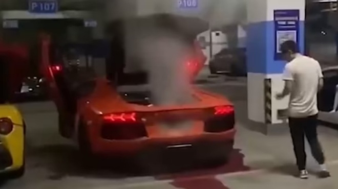 pige-na-psisei-loykanika-stin-exatmisi-tis-lamborghini-kai-ekapse-olokliro-to-amaxi-73179