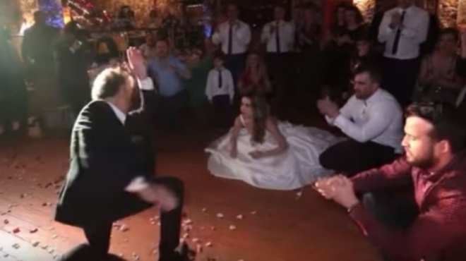 to-zeimpekiko-toy-merakli-patera-ston-gamo-tis-koris-toy-poy-ton-ekane-diasimo-sto-elliniko-diadiktyo-61323