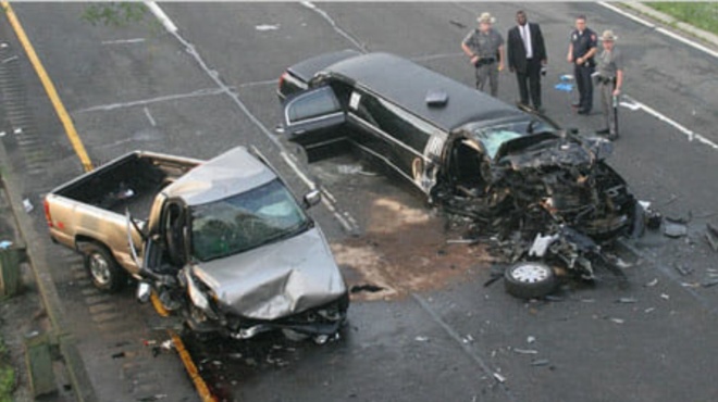 methysmenos-odigos-peftei-sto-aytokinito-tis-oikogeneias-tis-nyfis-sti-synecheia-i-astynomia-kanei-mia-frikti-anakalypsi-47885