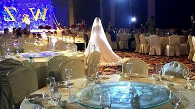 kaneis-apo-toys-300-kalesmenoys-den-pige-sto-gamo-toys-alla-i-nyfi-apantise-me-ton-kalytero-tropo-tropo-77600