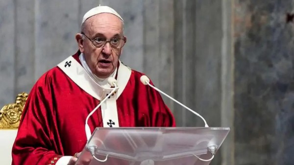 papas-fragkiskos-o-anekplirotos-erotas-poy-ton-estrepse-stoys-kolpoys-tis-ekklisias-58963