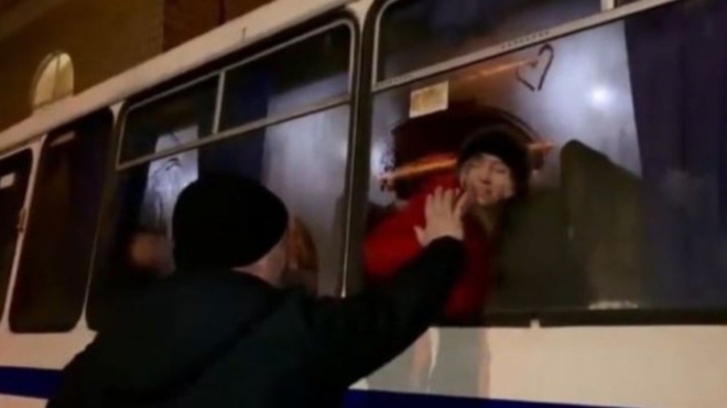 pateras-schimatizei-kardoyles-sto-leoforeio-poy-xerizonei-tin-gynaika-kai-tin-kori-toy-69132