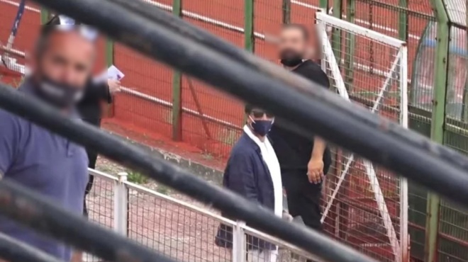 ta-amp-8220-akoyse-amp-8221-o-sakis-royvas-pige-gipedo-ton-archisan-sta-mpinelikia-kai-antedrase-me-monadiko-tropo-79855