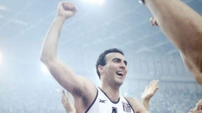 san-simera-06-05-to-1980-o-nikos-gkalis-ekane-ntempoyto-me-tin-ethniki-99346