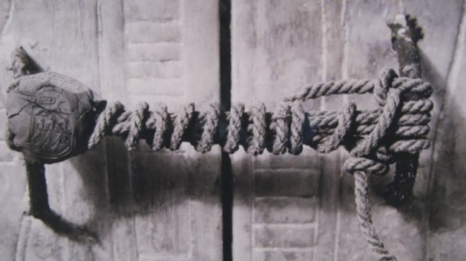 to-mystiko-piso-apo-ayto-to-schoini-emeine-kryfo-gia-3-245-chronia-kai-otan-apokalyfthike-prokalese-pagkosmio-deos-69620