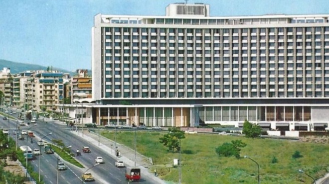 xenodocheio-chilton-i-anegersi-toy-theorithike-skandalo-kai-dichase-tin-koinonia-giati-tha-vevilone-ton-parthenona-59039