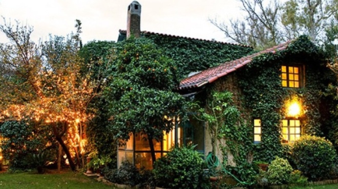 to-mikro-spiti-sto-livadi-einai-krymmeno-sto-kentro-tis-athinas-kai-to-esoteriko-toy-thymizei-paramythi-57045