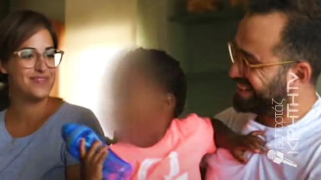 zeygari-ellinon-yiothetise-neogennito-poy-egkataleifthike-se-chorafi-apo-toys-viologikoys-goneis-toy-16207