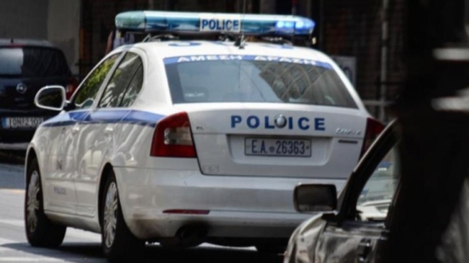 astynomikoi-metaferoyn-traymatismeno-paidi-me-peripoliko-alla-antimetopizoyn-tin-aseveia-ton-athinaion-odigon-66715