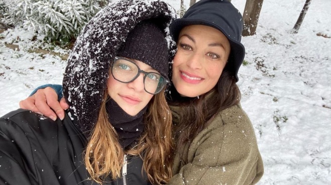 chares-gia-tin-dorothea-merkoyri-i-spania-fotografia-me-tin-kori-tis-kai-to-tryfero-minyma-124270