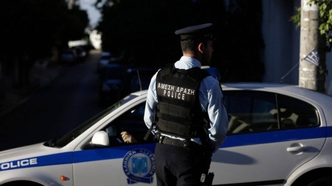 eniose-ena-kapsimo-amp-038-archise-na-aimorragei-paraligo-tragodia-me-19chroni-mathitria-eno-kathotan-amerimni-stin-kafeteria-124481