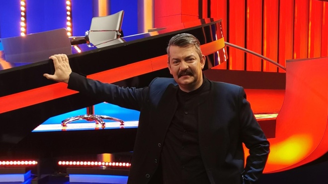 echei-ypsos-2-02-einai-giatros-theologos-amp-038-archaiologos-osa-itheles-na-xereis-gia-to-voyno-toy-the-chase-124673