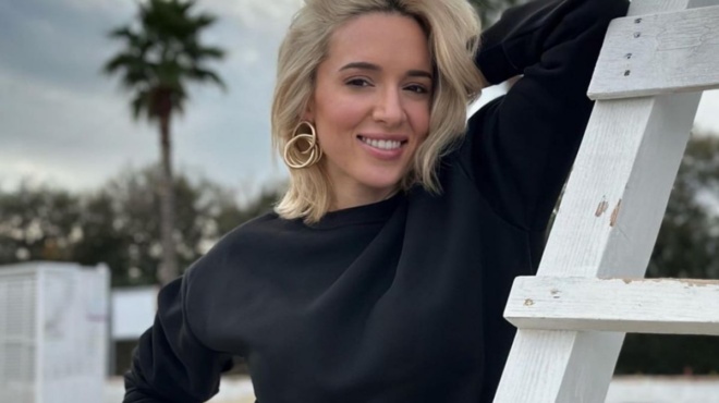 amp-8220-ta-echases-ki-esy-amp-8221-agrio-kraximo-stin-kalomoira-kanei-diadromo-me-kokkino-magio-kosmimata-kai-sampania-124750