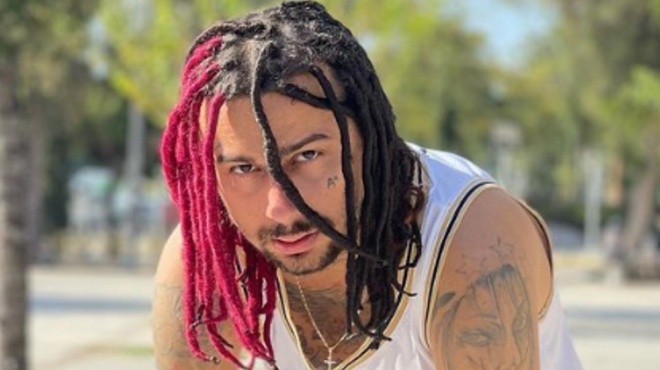 sto-parisi-o-sin-boy-to-vinteo-poy-kanei-to-gyro-toy-diadiktyoy-en-meso-fimon-oti-efyge-apo-ti-zoi-124825