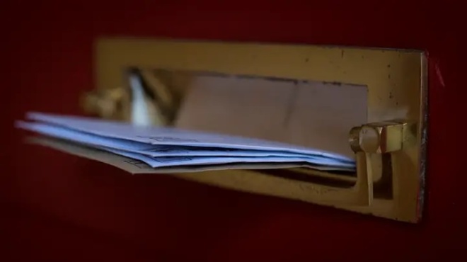 moirazei-lefta-se-agnostoys-andras-afinei-fakeloys-gematoys-chrimata-se-grammatokivotia-kai-exafanizetai-125351