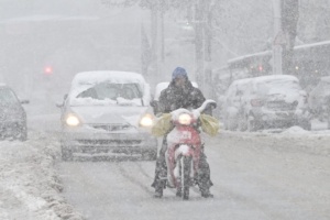 Κακοκαιρία Μπάρμπαρα: Η συγκλονιστική στιγμή που ντελιβεράς δίνει «μάχη» με τα χιόνια για να πάει παραγγελία