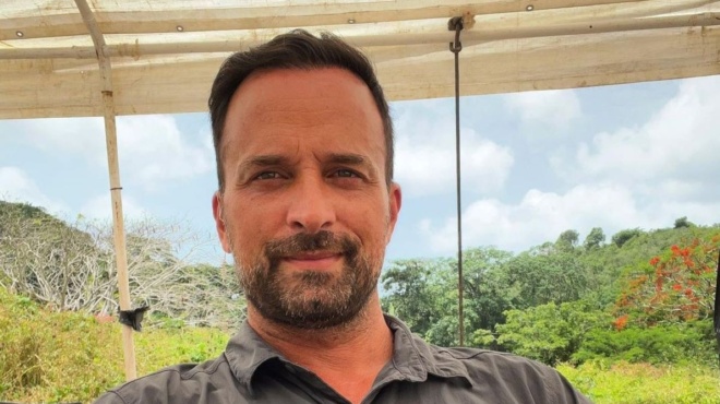 san-na-vlepoyme-ton-giorgo-liano-se-20-chronia-i-apisteyti-omoiotita-me-ton-patera-toy-mas-afise-me-to-stoma-anoichto-120338