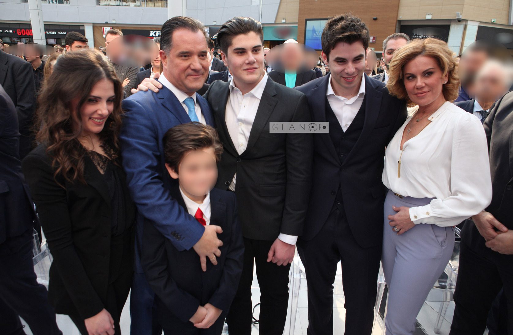 Η Θεοδώρα Μανωλίδου ποζάρει με την οικογένειά της 