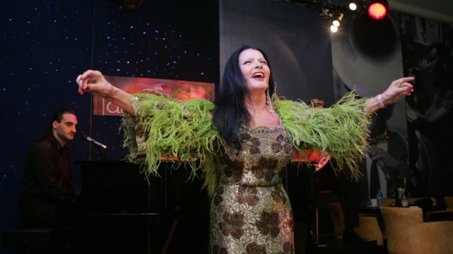 pire-to-mikrofono-amp-038-amp-8220-xesalose-amp-8221-i-sapoyntzaki-sta-89-tis-pige-gia-fagito-stin-plaka-kai-ekane-ano-kato-to-magazi-125998