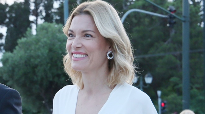 anti-gia-plastiki-kai-mpotox-ayto-kanei-opote-thelei-i-viky-kagia-kai-deichnei-me-tin-mia-amp-8230-10-chronia-neoteri-131138