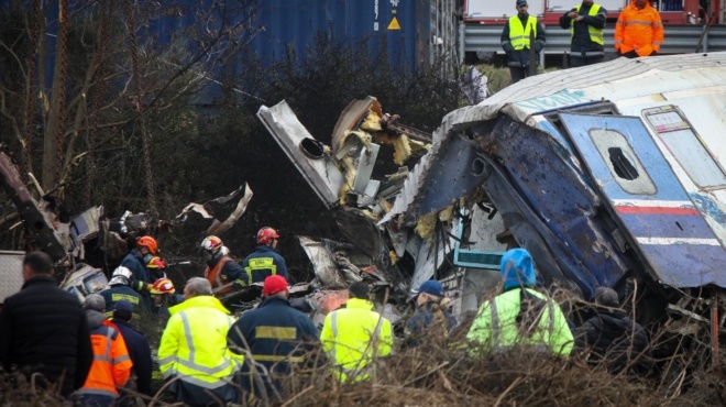 dakrysan-oi-giatroi-yparchei-enas-sakos-me-diasparta-cheria-kai-podia-poy-den-xeroyme-se-poion-anikoyn-amp-8230-128342