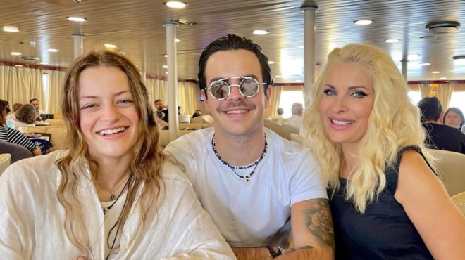 ta-pire-sto-amp-8230-kranio-rotisan-tin-gaia-merkoyri-gia-tin-schesi-tis-me-tin-menegaki-ki-edose-tin-kalyteri-apantisi-131975