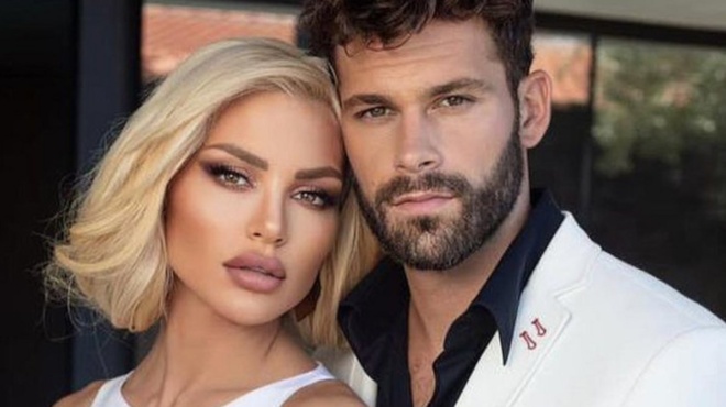 den-eidan-tis-kameres-ki-eginan-theama-soysoyro-me-schiza-amp-8211-panagiotaroy-vgikan-exo-kai-toys-koitoysan-oi-pantes-132090