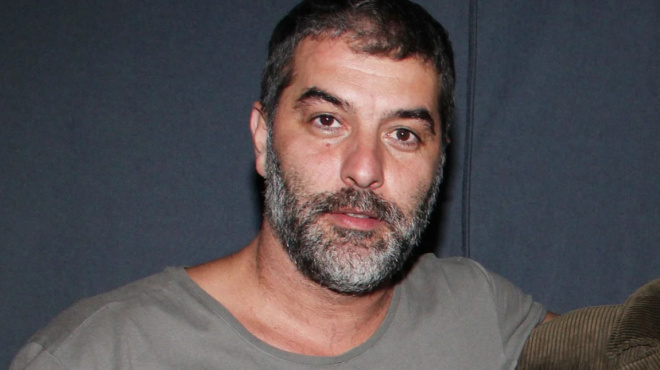 polla-kila-parapano-koilia-kai-falakra-agnoristos-o-vasilis-mpismpikis-etsi-emfanistike-epano-stin-skini-134359