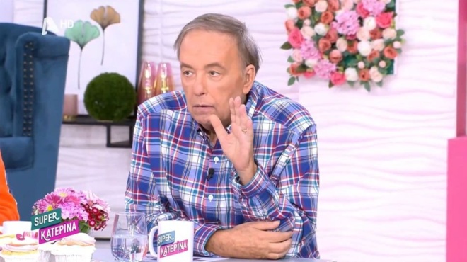 ntropi-toy-ekatontades-antidraseis-gia-ton-mikroytsiko-amp-8211-ti-apanta-o-reporter-gia-to-den-ixera-oti-ichografei-134496