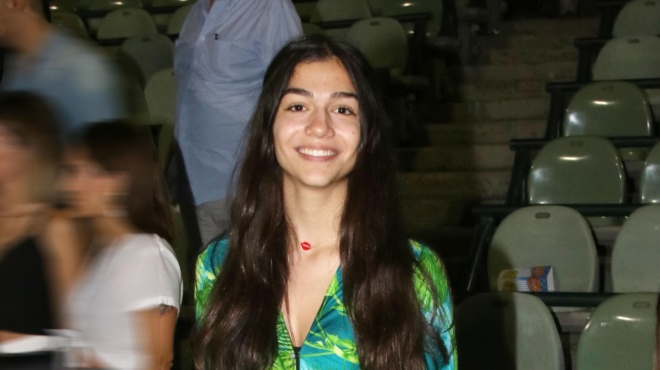 pentanostimo-echei-ta-panta-adynatizei-ayto-to-piato-troei-i-melina-nikola-di-kai-o-syntrofos-tis-kai-einai-kormares-134545