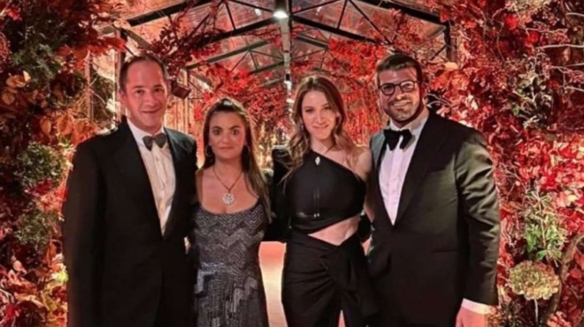 pamployti-mana-enos-paidioy-eiche-pantreytei-disekatommyrioycho-emathe-ta-mantata-i-kainoyrgioy-me-ayti-ta-echei-o-tsagkridis-136152