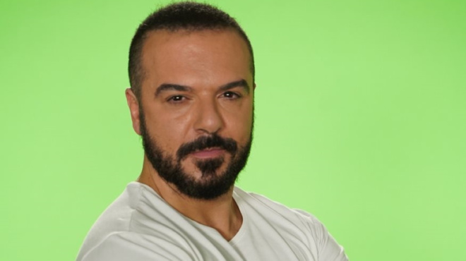 eisai-o-noymero-ena-tilefonakias-ekei-pairnei-amp-8230-ekdikisi-o-triantafyllos-vgazei-sti-fora-kai-ton-vasalo-136386