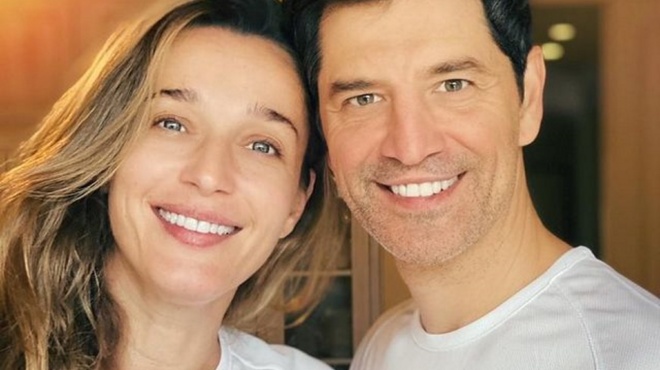 anastasia-royva-pozarei-me-mayro-maxi-forema-sto-pleyro-toy-mpampa-tis-kai-entyposiazei-136636