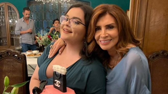 soysoyro-me-tin-maritina-ntenisi-emfanistike-me-ton-proin-tis-manas-tis-ki-oloi-toys-koitoysan-ton-echei-san-mpampa-129169