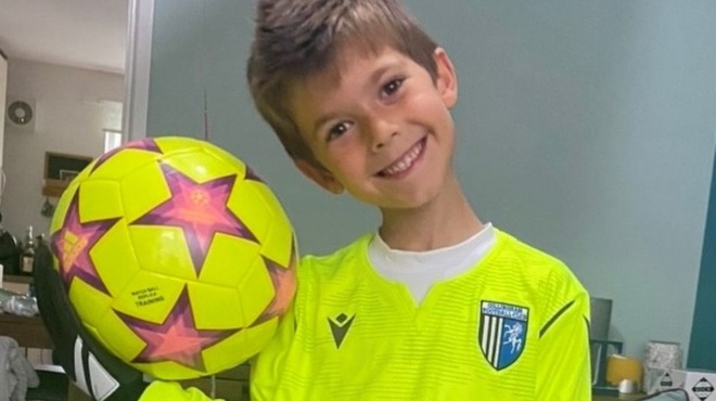 den-antechetai-tetoia-tragodia-nekro-7chrono-paidaki-synethlivi-eno-allaze-ta-papoytsia-toy-129654