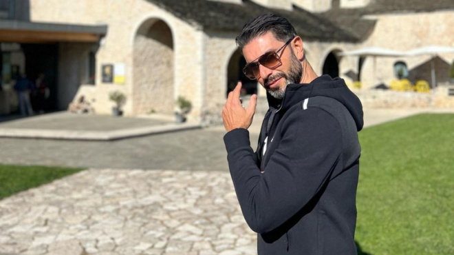 antidro-amesos-se-ayton-i-aderfi-toy-martika-apanta-stin-antona-gia-ti-vila-me-tin-pisina-amp-038-ta-10-domatia-133243